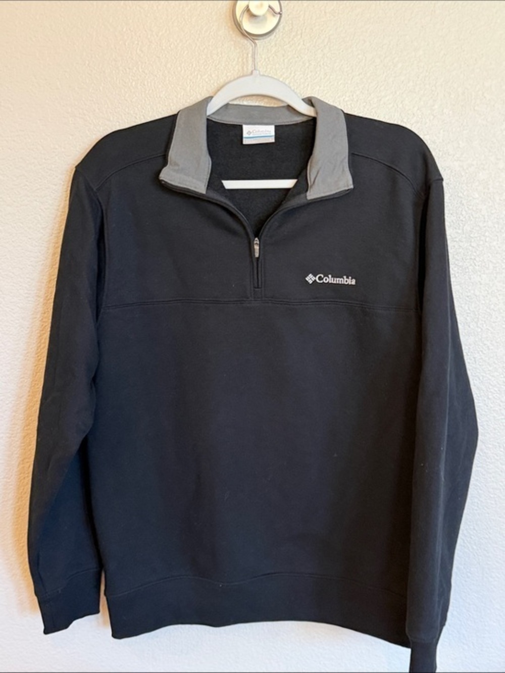 Columbia Men's Black Pullover Quarter-Zip Sweatshirt with Gray Collar S